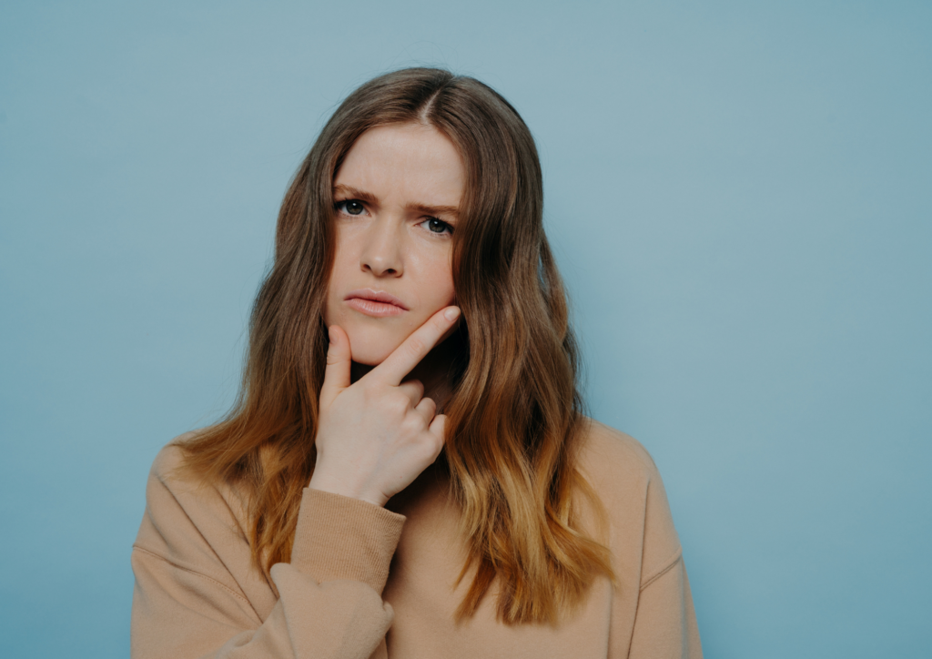 怪しむ人の画像